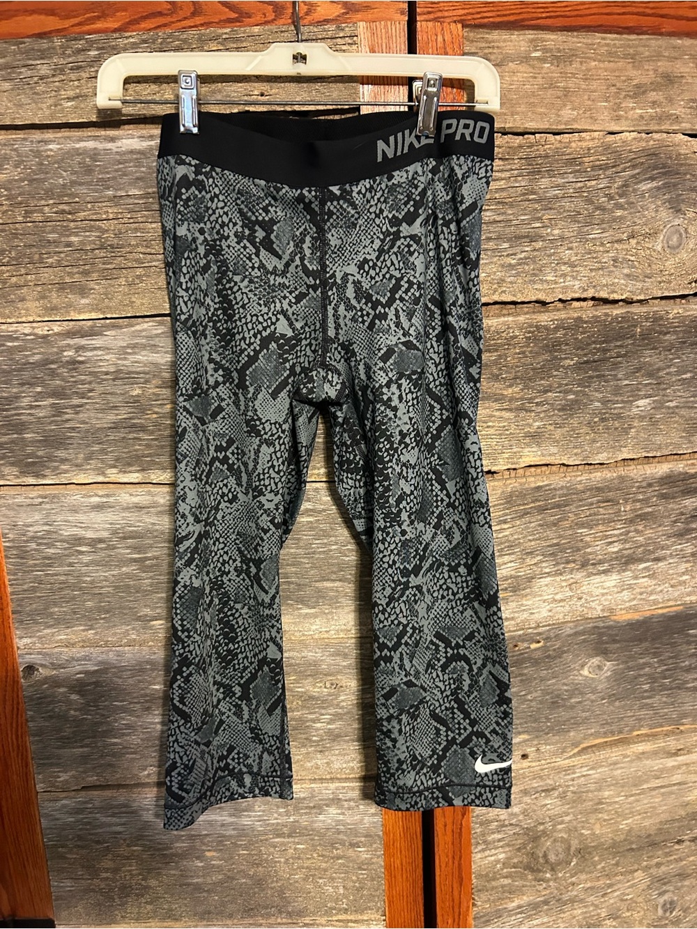 Nike Pro Women's Grey Snakeskin Print Capri Leggings. Size Medium